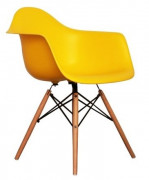 Стул с подлокотниками «Eames Литой» с жестким сиденьем (деревянный каркас)